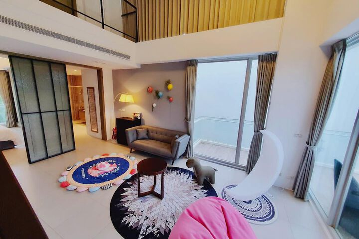 Room 5 of 93