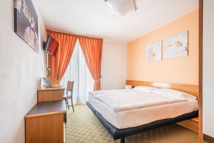 Room 37 of 100