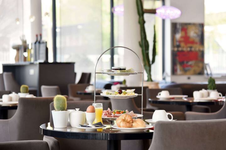 Breakfast/Coffee Service 100 of 121