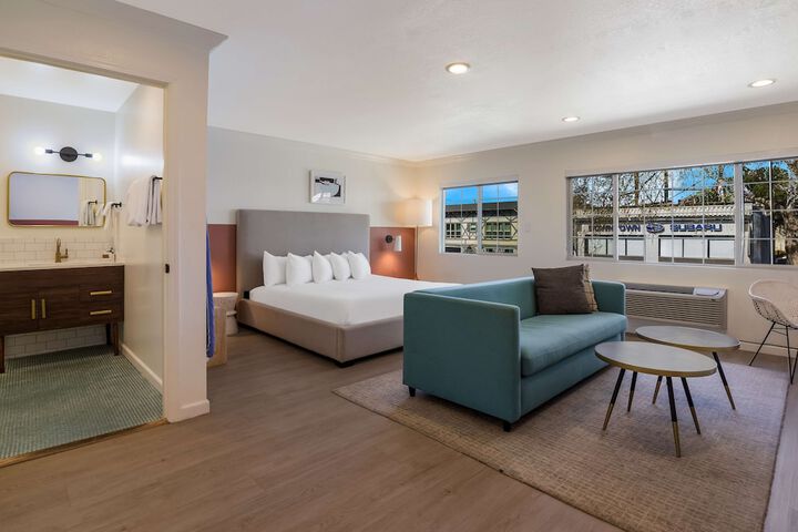1 King Bed (8 of 8)