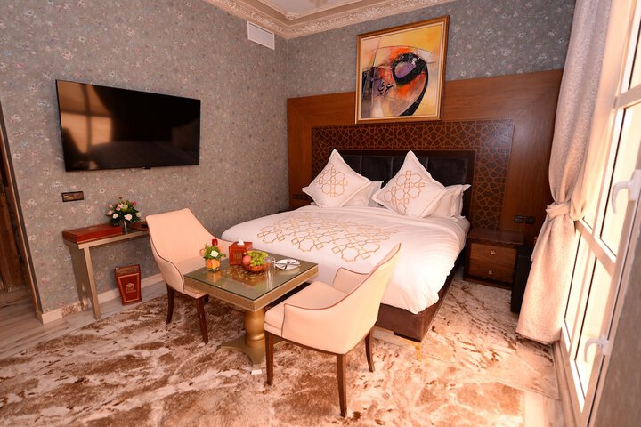 Room 9 of 77