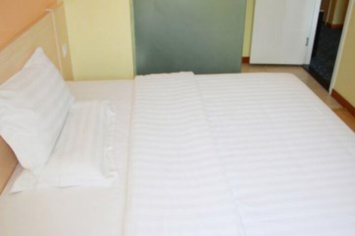 7Days Inn Wuhan Guanggu Walking Street Branch