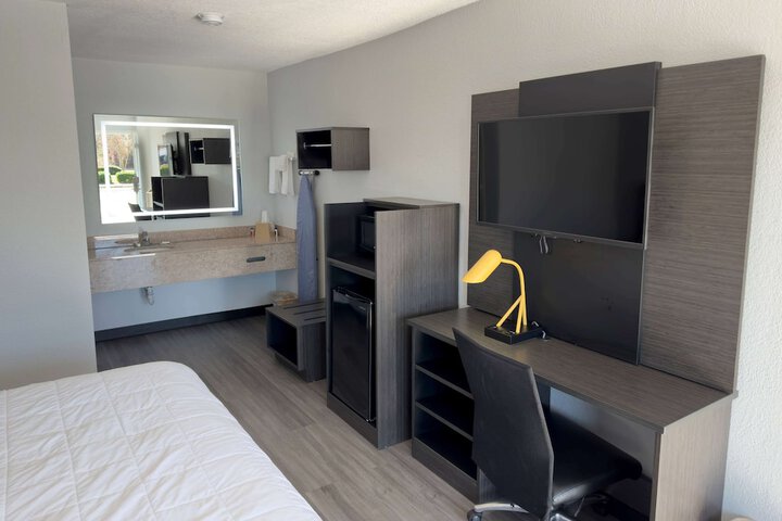 Room 10 of 28