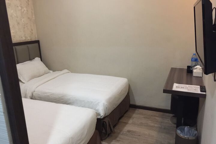 Room 10 of 19
