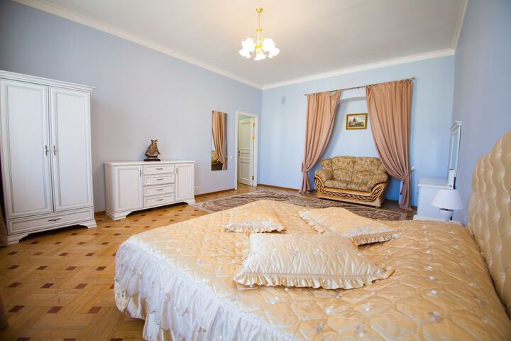 Room 8 of 113