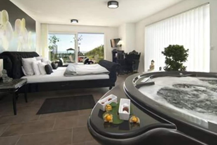 Hot Tub 15 of 29