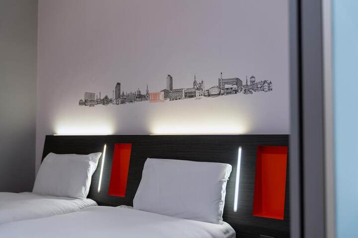 Room 25 of 39