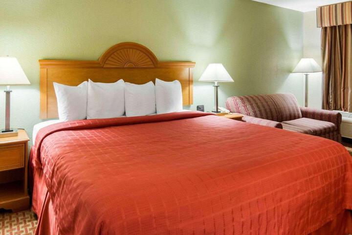 1 King Bed (5 of 8)
