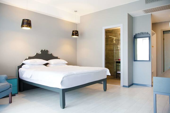 Room 13 of 36