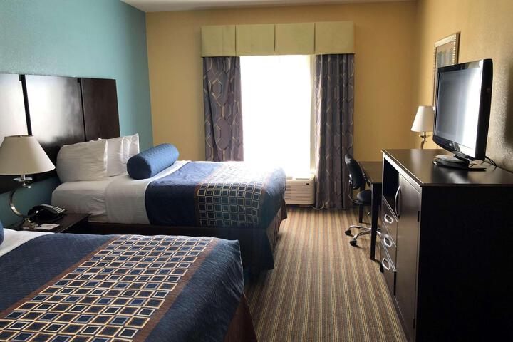 2 Queen Beds 42 Inch High Definition TV, Microwave and Refrigerator Desk High Speed Internet Accessible Full Breakfast (1 of 4)