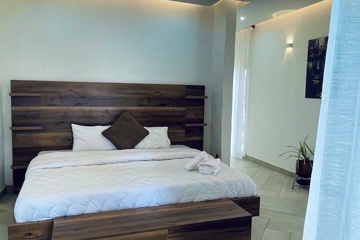 Room 4 of 166