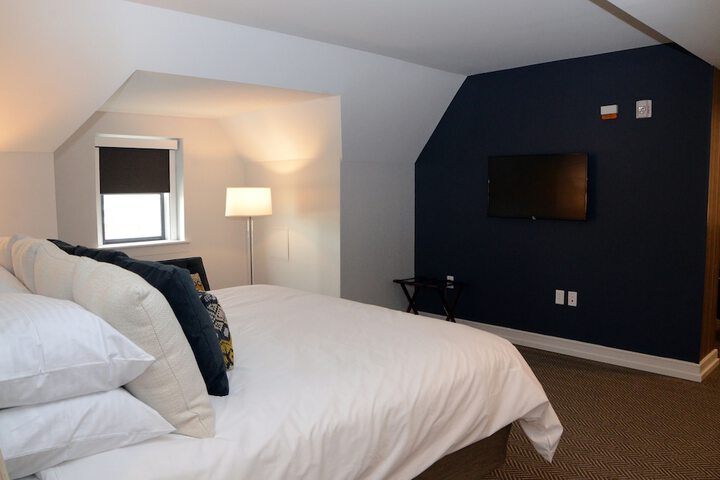 1 King Bed (11 of 17)