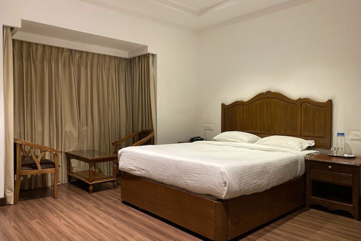 Room 8 of 12