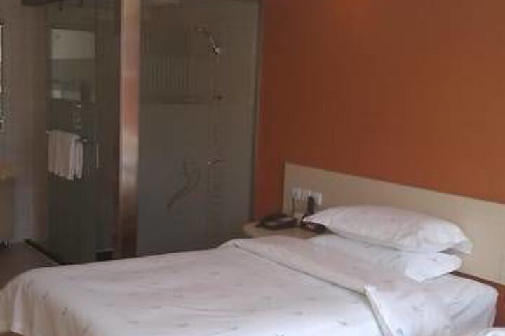 Room 4 of 7