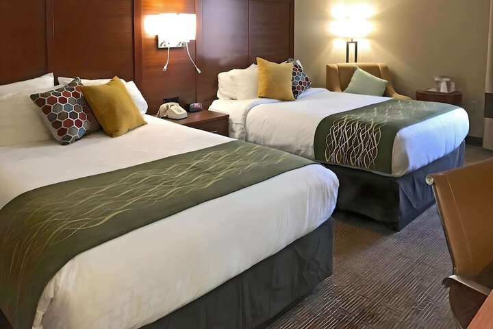 2 Queen Beds (2 of 2)