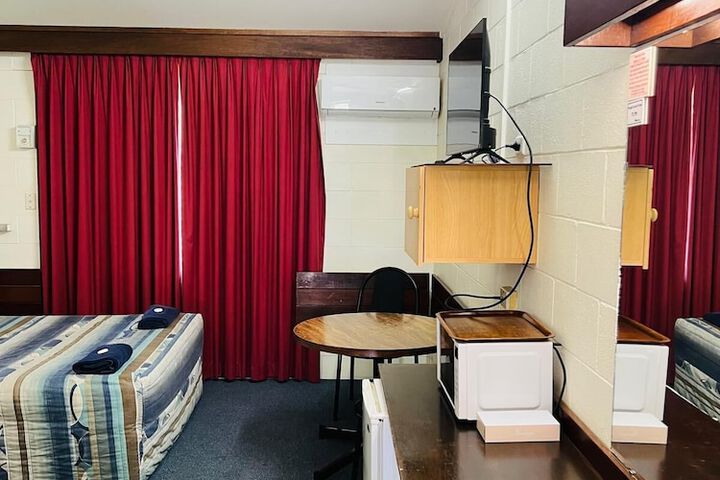 Room 5 of 9