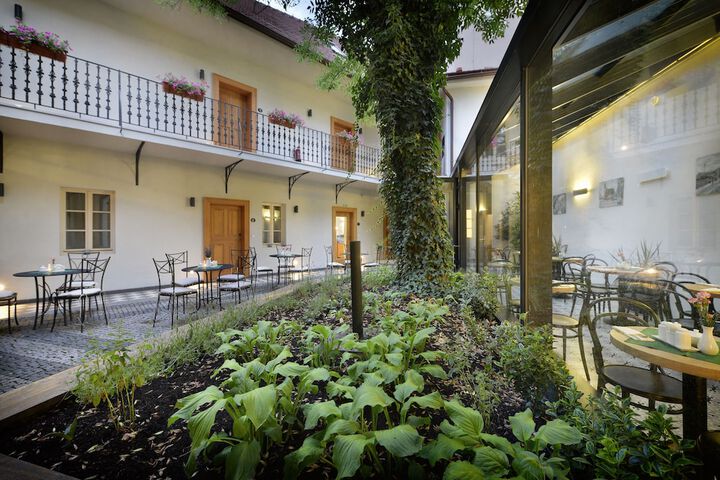 Image of Hotel at the White Lily