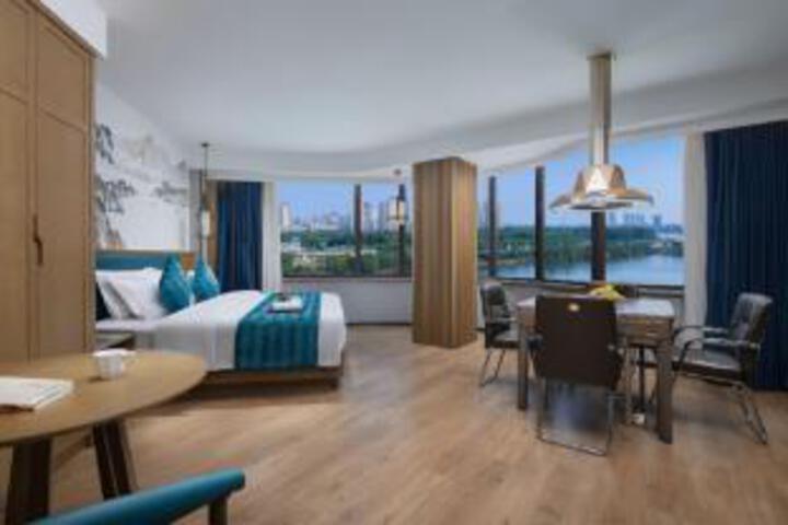 Room 8 of 10