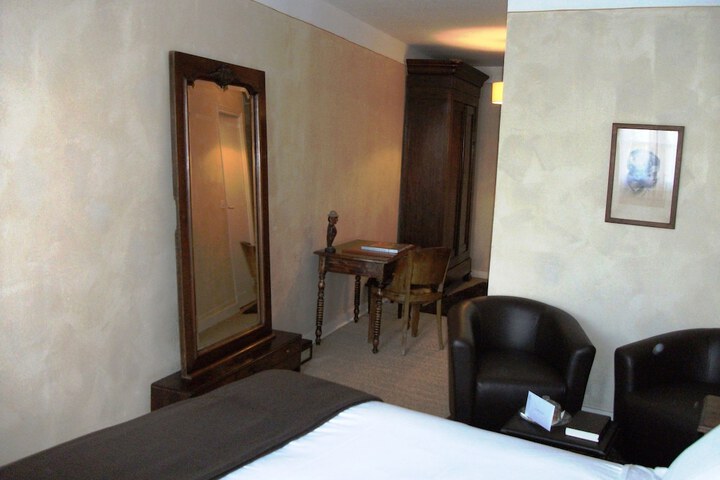 Room 15 of 32