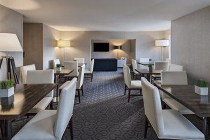 Lounge 42 of 62
