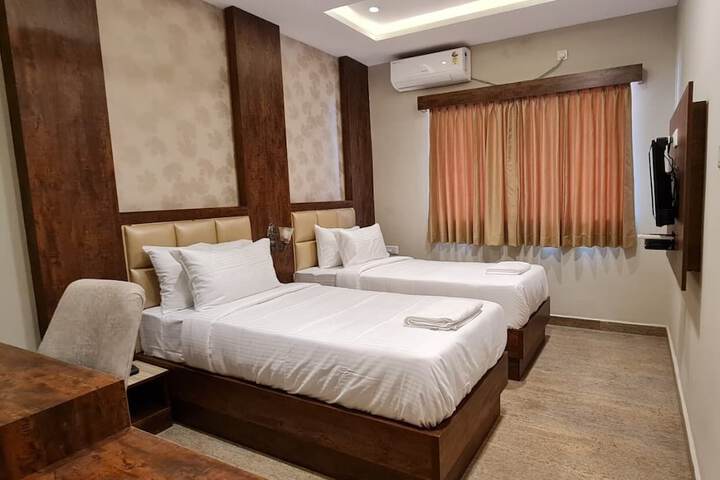 Room 4 of 32