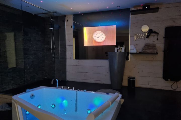 Room 12 of 28