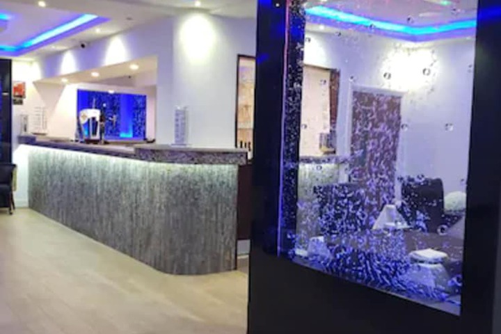 Lounge 20 of 34
