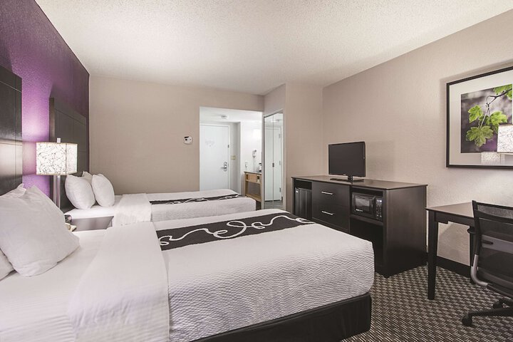 2 Double Beds (5 of 5)