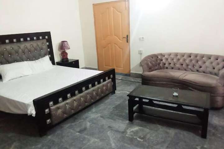 Room 6 of 8