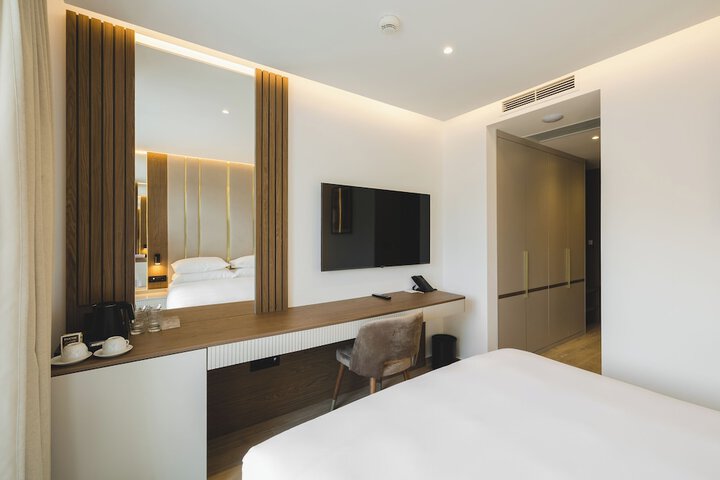 Room 27 of 211