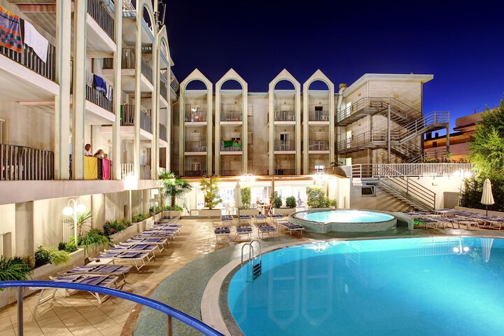 Pool 21 of 52