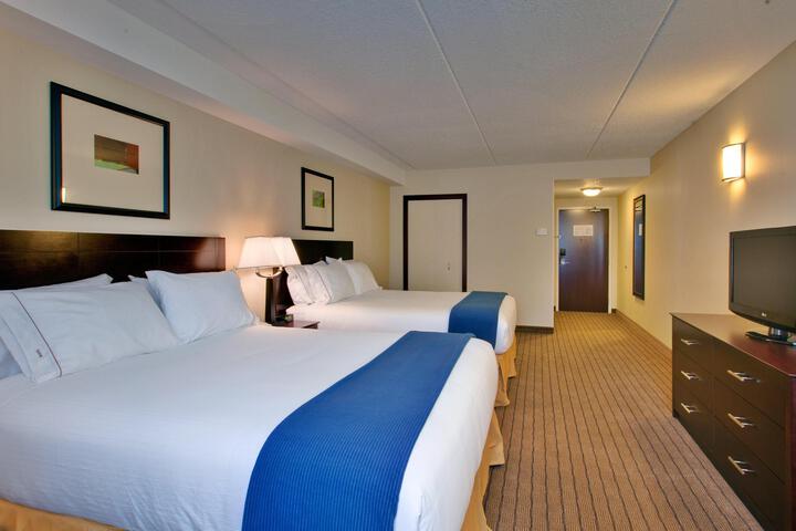 2 Queen Beds (6 of 8)