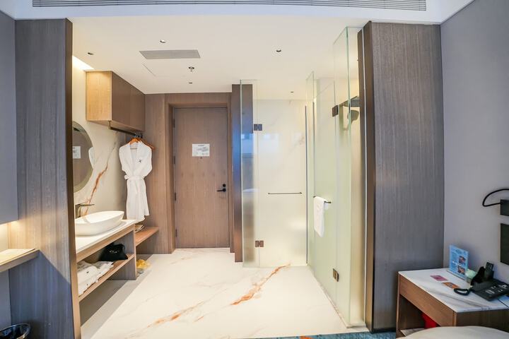 Room 10 of 85