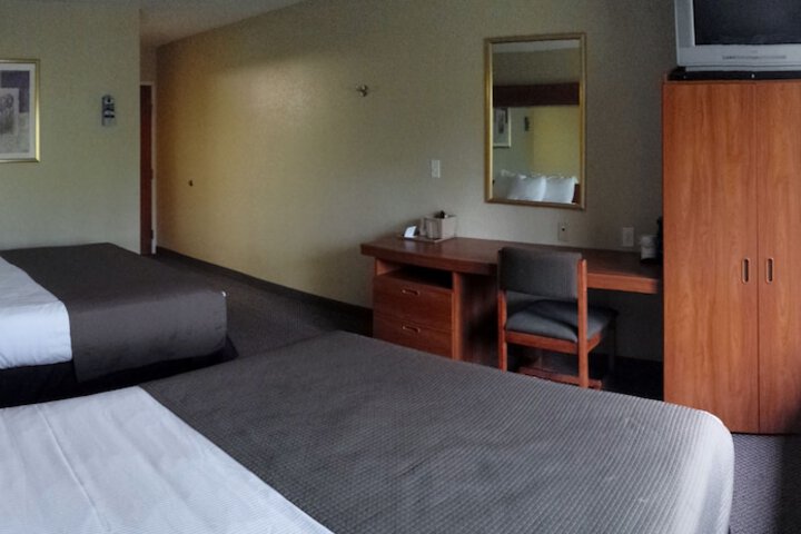 1 Queen Bed (7 of 25)