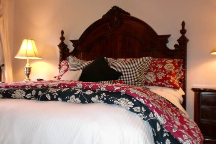 Deluxe King Bed Partial Lake View (4 of 48)