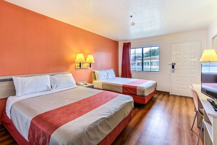 1 Queen Bed (4 of 12)