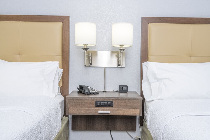 2 Queen Beds (2 of 11)
