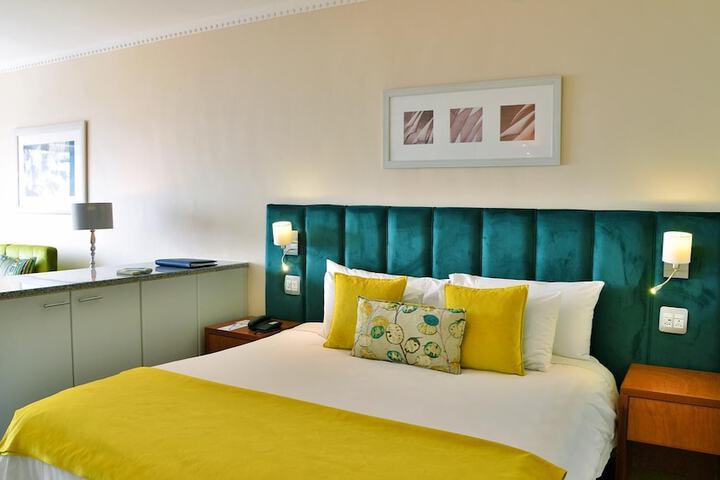 Room 43 of 370