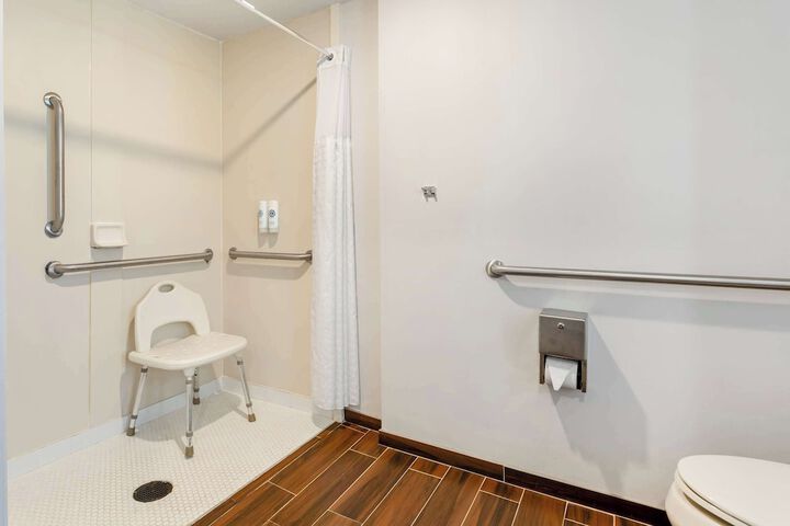 Suite Queen Bed Accessible (2 of 23)