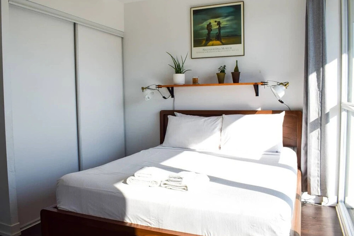 Modern Queen West 2 Bedroom and 2 Bathroom