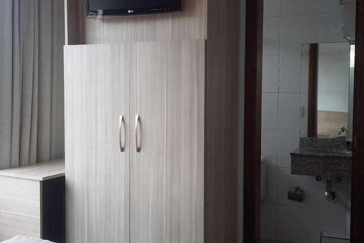 Room 10 of 32