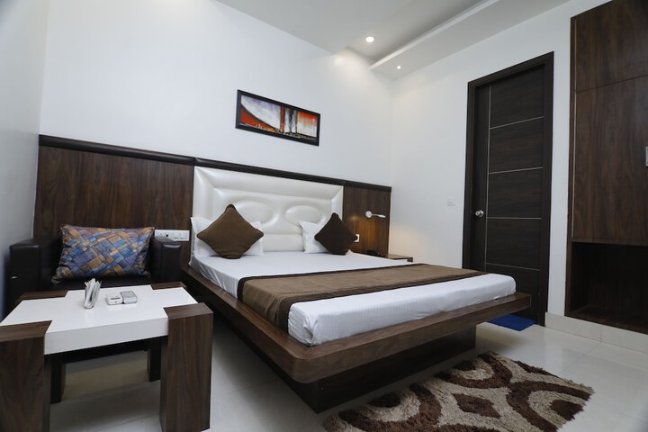 Room 5 of 17