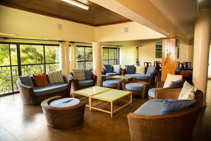 Lounge 19 of 56