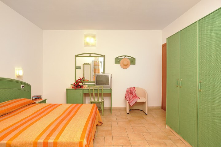 Room 6 of 37