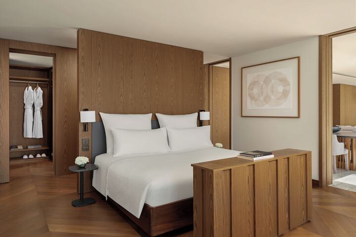 Room 32 of 93