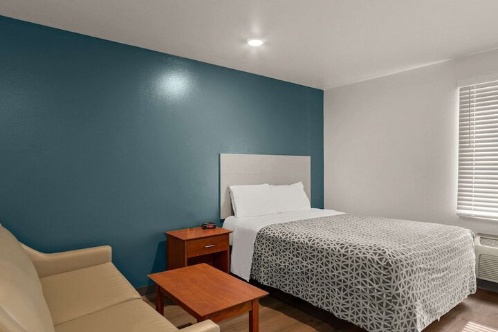 Suite Queen Bed (2 of 10)