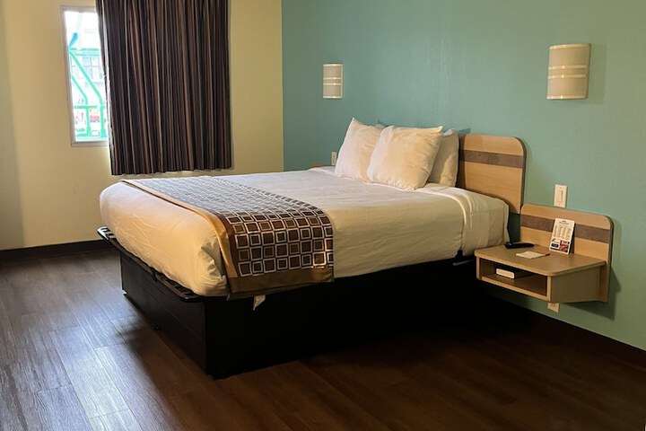 1 King Bed (8 of 20)