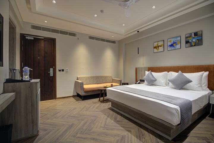 Room 10 of 37