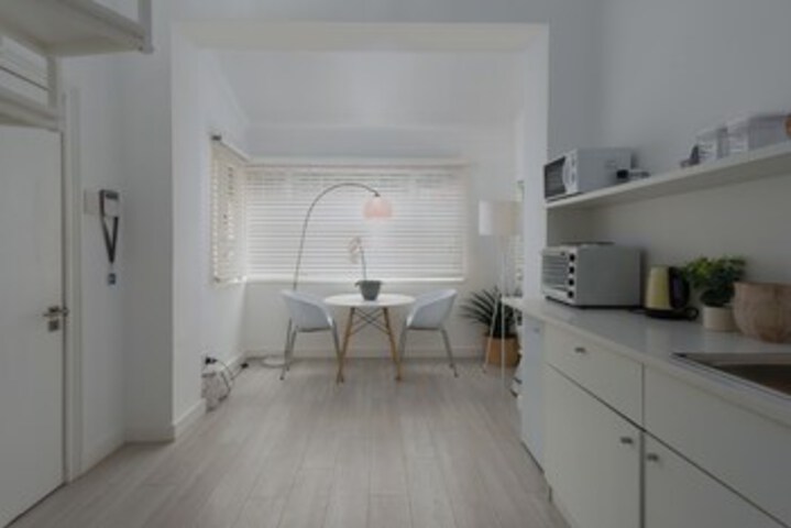 Room 7 of 12