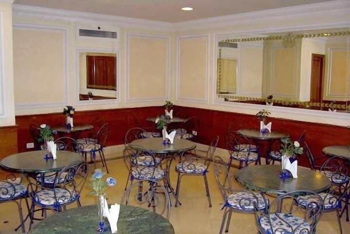 Dining 35 of 60